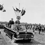 Symbol powojennego pojednania. Kanclerz Niemiec Konrad Adenauer  i prezydent Francji Charles de Gaulle przyjmują 8 lipca 1962 r. paradę wojskową armii obu krajów  we francuskim Mourmelon