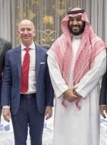 Jeff Bezos, szef Amazona, z księciem Arabii Saudyjskiej Mohammedem bin Salmanem w Rijadzie, listopad 2016 r.  
