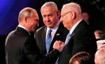 Prezydent Rosji Władimir Putin wita się z premierem i prezydentem  Izraela Beniaminem Netanjahu i Reuwenem Riwlinem. 