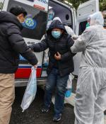 Asysta dla pacjenta w Wuhan. Chińskie władze przyznają, że początkowo lekceważyły doniesienia o koronawirusie 