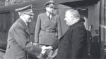 Adof Hitler  wita prezydenta Słowacji, księdza Jozefa Tiso  na stacji kolejowej w Berlinie (październik  1941 r.).  Od lewej  Adolf Hitler,  szef protokołu dyplomatycznego Alexander  von Dörnberg, prezydent Słowacji ks. Józef Tiso