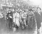 Ruch sufrażystek w Wielkiej Brytanii: Emmeline Pankhurst (1858–1928) i jej dwie córki, Christabel i Sylvia, podczas demonstracji na ulicach Londynu, 1913 r. 