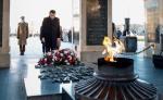 Prezydent Emmanuel Macron złożył w poniedziałek wieniec na warszawskim Grobie Nieznanego Żołnierza, który wzniesiono po I wojnie światowej, korzystając z pomysłu Francuzów 