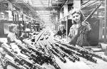 W czasie II wojny światowej zwerbowanych mężczyzn zastąpiły w fabrykach młode kobiety 