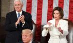 Nancy Pelosi, liderka demokratycznej większości i spikerka w Izbie Reprezentantów podarła kopię mowy o stanie państwa prezydenta Donalda Trumpa (u dołu ekranu) po jej wygłoszeniu. Na zdjęciu w towarzystwie wiceprezydenta Mike’a Pence’a 