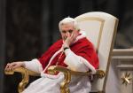Benedykt XVI na zdjęciu z 2009 r. Cztery lata później zrezygnuje z urzędu, zastrzegając, że również  w przyszłości będzie chciał „całym sercem” służyć Kościołowi