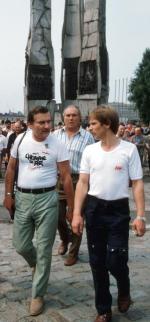 Wrzesień 1985 r. – piąta rocznica strajków w Stoczni Gdańskiej. Uroczystości pod pomnikiem stoczniowców, na pierwszym planie Lech Wałęsa i Jerzy Borowczak