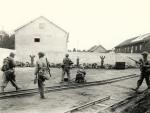 29 kwietnia 1945 r. dokonano masakry 560 esesmanów w Dachau.  Por. Jack Bushyhead z 3. Batalionu 7. Armii osobiście rozstrzelał  z ckm-u 346 niemieckich jeńców. Amerykanie pozwolili też więźniom zatłuc łopatami 40 esesmanów 