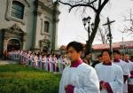 Wyświęceni za zgodą władz kapłani przed świątynią w Pekinie (2005 r.). Wielu wiernych kościoła podziemnego za rządowymi kapłanami podążać nie chce. Po porozumieniu Chin z Watykanem niepokorni poddawani są jeszcze ostrzejszym niż zwykle represjom 