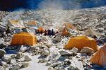 Rok 1980. Baza polskiej wyprawy zimowej na Mount Everest na wysokości około 5400 m