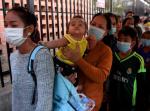 Kambodżańscy pacjenci czekają w kolejce na badania do szpitala dziecięcego w Phnom Penh 