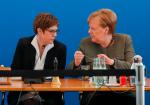 Zarząd CDU obradował w poniedziałek tuż po klęsce w wyborach w Hamburgu. Na zdjęciu: kończąca za dwa miesiące szefowanie partii Annegret Kramp-Karrenbauer i była szefowa kanclerz Angela Merkel 