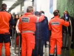 Personel medyczny mierzy temperaturę pasażerom, którzy przylecieli z Mediolanu na lotnisku  w podkrakowskich Balicach 