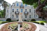 Rzeźba Dunikowskiego przed muzeum Villa La Fleur została kupiona we Francji. Stała wcześniej przed rezydencją sławnego  w świecie fryzjera Antoniego Cierplikowskiego 