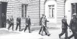 Gangsterzy z warszawskiego targowiska Kercelak udają się w asyście policjantów na rozprawę sądową (4 lipca 1932 r.) 