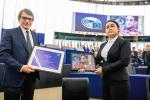 ≥Parlament Europejski: córka Ilhama Tohti, bojownika o prawa Ujgurów w Chinach, odbiera w imieniu ojca nagrodę im. Andrieja Sacharowa 