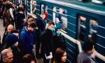 Moskiewskie metro  w godzinach szczytu. Władze rosyjskiej stolicy apelują  o niekorzystanie z transportu publicznego 