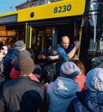 Transport w Kijowie od poniedziałku tylko dla uprzywilejowanych. Zdjęcie zostało wykonane, gdy metro już nie działało, a autobusy przeżywały oblężenie 