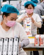Chiny nie tylko produkują większość rękawiczek i masek higienicznych, ale skupują jeszcze dodatkowe za granicą.  Na zdjęciu: fabryka w prowincji Hubei, 23 marca 2020 r. 