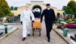 Pogrzeb włoskiej ofiary koronawirusa bez asysty rodziny to symbol pandemii nie tylko we Włoszech 