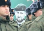 Dzięki specyficznym relacjom z Władimirem Putinem rządzący niewielką republiką Ramzan Kadyrow jest w Groznym niemal władcą absolutnym. Dostarcza Moskwie również żołnierzy. Wszyscy mężczyźni między 18. a 27. rokiem życia muszą bowiem odbyć obowiązkową służbę wojskową w rosyjskiej armii. Na zdjęciu rekruci na tle zdjęcia Kadyrowa przygotowujący się do przemarszu ulicami Groznego