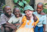 Dzieci w Ukerewe, na największej wyspie na Jeziorze Wiktorii. W Tanzanii wielu tradycyjnych uzdrowicieli trafiło do więzień za morderstwa albinosów