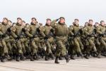Poligon w Alabino pod Moskwą w zwartych szeregach żołnierze ćwiczą przed defiladą (zdjęcie z 2017 r.) 