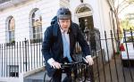 Premier Wielkiej Brytanii Boris Johnson, zanim zaraził się koronawirusem, lubił się poruszać po Londynie rowerem