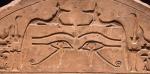 Oko Horusa bylo symbolem odrodzenia i wszechwiedzy. Lewe było Ksieżycem, prawe Słońcem. Echnaton przemienil ten symbol w tarczę Atona, krórej świetliste promienie dotykają wszystkiego 