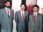 Saddam Husajn z synami, z lewej – Udaj, z prawej – Kusaj. Zdjęcie wykonano w 1992 r. 