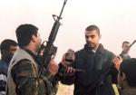 Kusaj i Udaj Husajnowie sfotografowani z bronią w ręku, 29 lutego 2000 r. 