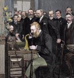 Alexander Graham Bell podczas prezentacji połączenia telefonicznego z Nowego Jorku do Chicago, 1892 r.  