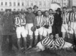 √Cracovia (przed meczem z Admirą w Wiedniu, w roku 1920) była pierwszym klubem, który rozegrał zwycięski mecz  o mistrzostwo Polski. 25 kwietnia 1920 roku pokonała Jutrzenkę Kraków