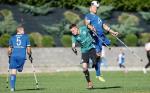 Mecz Kuloodporni – Legia (2:0). W wyskoku o piłkę walczą Rafał Bieńkowski z Kuloodpornych i Mateusz Sadłowski z Legii.  Z lewej Krzysztof Wrona (Kuloodporni). 