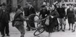 To zdjęcie stało się symbolem radzieckiej okupacji Berlina. Czerwonoarmista wyrywa kobiecie rower przy całkowitej bierności gapiów. W rzeczywistoci w mieście działy się znacznie gorsze rzeczy 