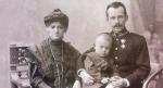 Kilkuletni  Karol Józef  ze swoimi rodzicami – Karolem  i Emilią Wojtyłami  