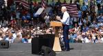 Kandydat demokratów Joe Biden na wiecu przedwyborczym – uczestnicy obserwują go z oddalenia 