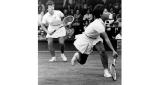 Billie Jean King (z lewej) i Rosemary Casals to pionierki walki o finansowe równouprawnienie kobiet w tenisie.  Na zdjęciu podczas deblowego meczu w Wimbledonie w roku 1967
