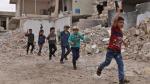 Dzieci bawią się w wojnę  w zniszczonej miejscowości  w prowincji Aleppo. Tereny północnej Syrii doświadczyły  w ostatnich latach agresji dżihadystów,  w tym z ISIS-u,  i okrucieństwa armii rządowej wspieranej przez rosyjskiej naloty           
