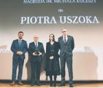 Od lewej: Marcin Krupa, Piotr Uszok - laureat Nagrody „Fundament Rzeczpospolitej” im. Michała Kuleszy w 2019 r., Ewa Kulesza, Bogusław Chrabota 