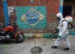 Według oficjalnych danych w Brazylii zachorowało 395 tys. ludzi. Na zdjęciu: dezynfekcja w faweli Babilonia w Rio de Janeiro 