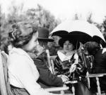 Alice Guy-Blaché była pionierką kina, którą wymazano z historii zmaskulinizowanego środowiska. Na zdjęciu reżyserka (z parasolką) na planie „The Great Adventure” z 1918 r., w którym główną rolę zagrała Bessie Love  (z lewej), jedna z gwiazd niemego kina