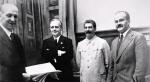 Po podpisaniu niemiecko–sowieckiej umowy – 23 sierpnia 1939 r. na Kremlu. Od prawej: Mołotow, Stalin i von Ribbentrop 