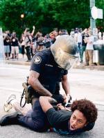 Policja zatrzymuje demonstrantów w Atlancie, 30 maja. 