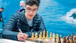 Alireza Firouzja  w internetowym turnieju szachów błyskawicznych pokonał Magnusa Carlsena. W szachach tradycyjnych nastolatek  z Iranu radzi sobie trochę gorzej, ale i tak jest uważany za jednego  z głównych pretendentów do tytułu mistrza świata
