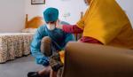 Sytuacja w madryckich domach opieki społecznej dziś jest lepsza: na zdjęciu wenezuelski lekarz udziela pomocy podopiecznej