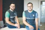 Zarząd startupu Skinwallet  (od lewej:  Kornel Szwaja  i Dawid Chomicz)  zdobył pieniądze  na ekspansję 