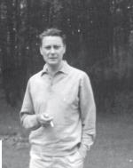 Włodzimierz Odojewski (1930–2016) na spacerze, przełom lat 60. i 70. Fotografia ze zbiorów zaprzyjaźnionego z Odojewskim pisarza Kazimierza Orłosia