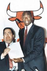 Rok 1988. Michael Jordan i generalny menedżer Chicago Bulls Jerry Krause w chwilę po podpisaniu nowego kontraktu  