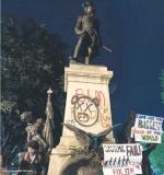 W nocy z 31 maja na 1 czerwca 2020 roku protest pod Białym Domem w Waszyngtonie przerodził się w zamieszki. W ich efekcie ucierpiał także pomnik Tadeusza Kościuszki, który został pomazany obraźliwymi hasłami i symbolami. ż